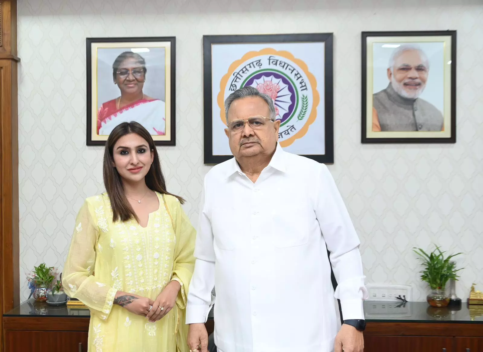 फ्रांस रवाना होने से पहले जूही व्यास ने रमन सिंह से लिया आशीर्वाद फ्रांस रवाना होने से पहले जूही व्यास ने रमन सिंह से लिया आशीर्वाद