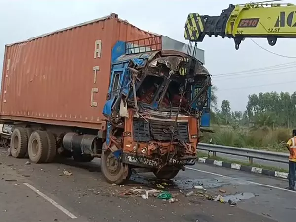 Andhra Pradesh: कई वाहनों की टक्कर में एक व्यक्ति की मौत, आठ घायल Andhra Pradesh: कई वाहनों की टक्कर में एक व्यक्ति की मौत, आठ घायल