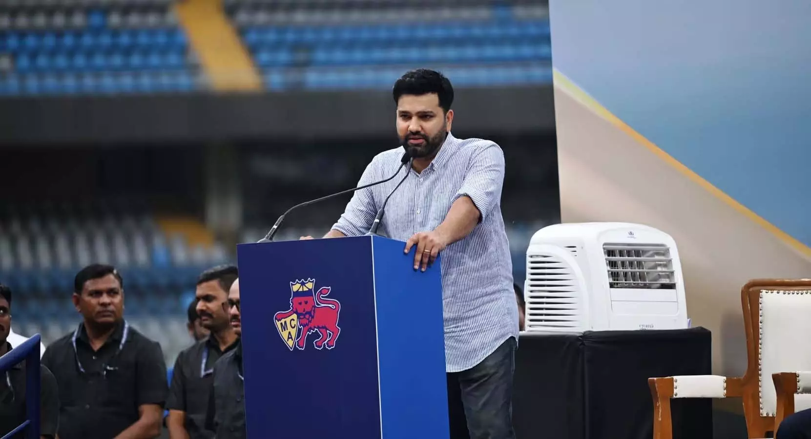 स्टेडियम में Rohit Sharma के नाम का स्टैंड देखकर भर आईं आंखें स्टेडियम में Rohit Sharma के नाम का स्टैंड देखकर भर आईं आंखें
