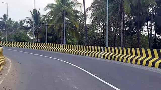 बड़ी फ्लाईओवर के पास टिपर लॉरी की टक्कर में मां और बच्चे की मौत बड़ी फ्लाईओवर के पास टिपर लॉरी की टक्कर में मां और बच्चे की मौत