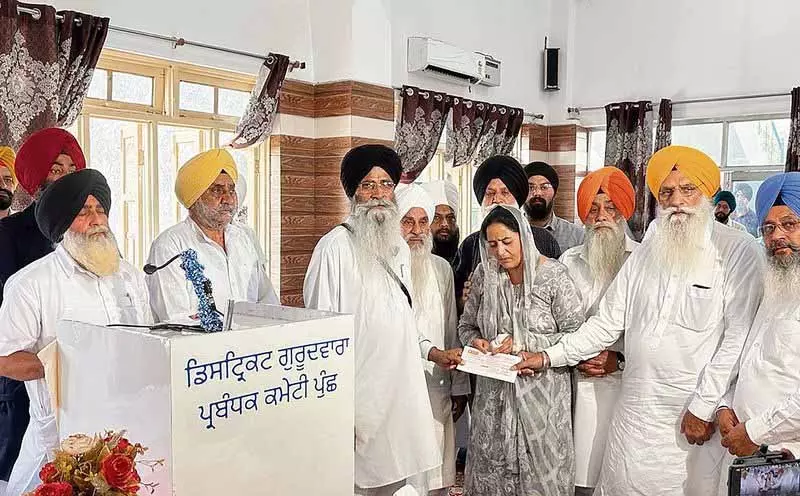 SGPC ने पाक गोलाबारी में मारे गए पुंछ सिखों को सहायता दी SGPC ने पाक गोलाबारी में मारे गए पुंछ सिखों को सहायता दी