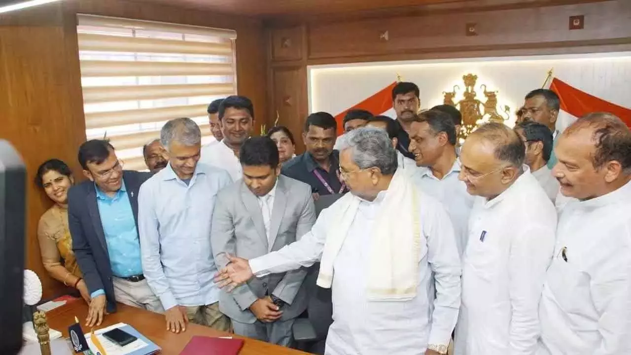 Siddaramaiah ने मंगलुरु में जिला कार्यालय परिसर का उद्घाटन किया Siddaramaiah ने मंगलुरु में जिला कार्यालय परिसर का उद्घाटन किया