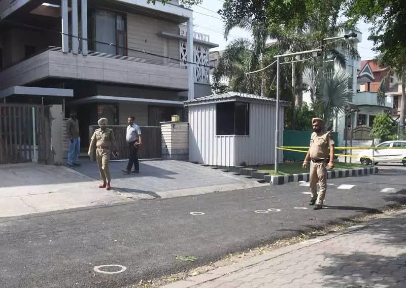 Punjabi संगीत निर्माता के घर पर गोलीबारी, पुलिस का दावा, हमलावरों तक पहुंच गए Punjabi संगीत निर्माता के घर पर गोलीबारी, पुलिस का दावा, हमलावरों तक पहुंच गए