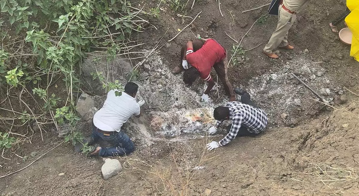 Indore : बहन के प्रेमी ने युवक की गोली मारकर हत्या की, तालाब के पास दफनाया Indore : बहन के प्रेमी ने युवक की गोली मारकर हत्या की, तालाब के पास दफनाया