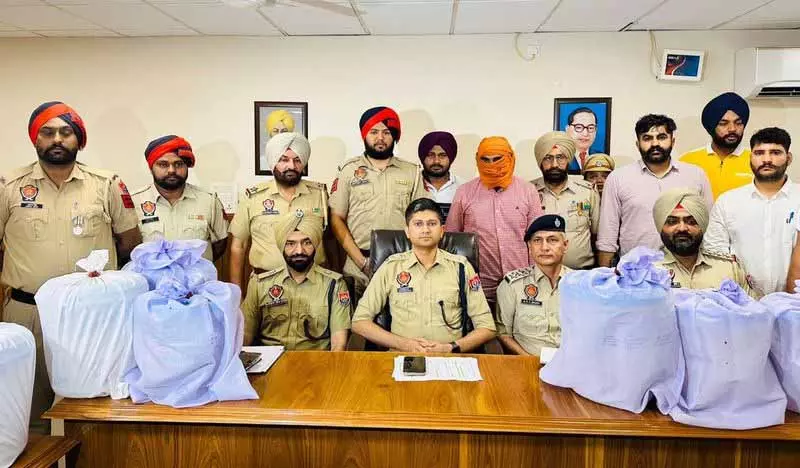 Tarn Taran का फार्मासिस्ट 85 किलो हेरोइन के साथ गिरफ्तार Tarn Taran का फार्मासिस्ट 85 किलो हेरोइन के साथ गिरफ्तार