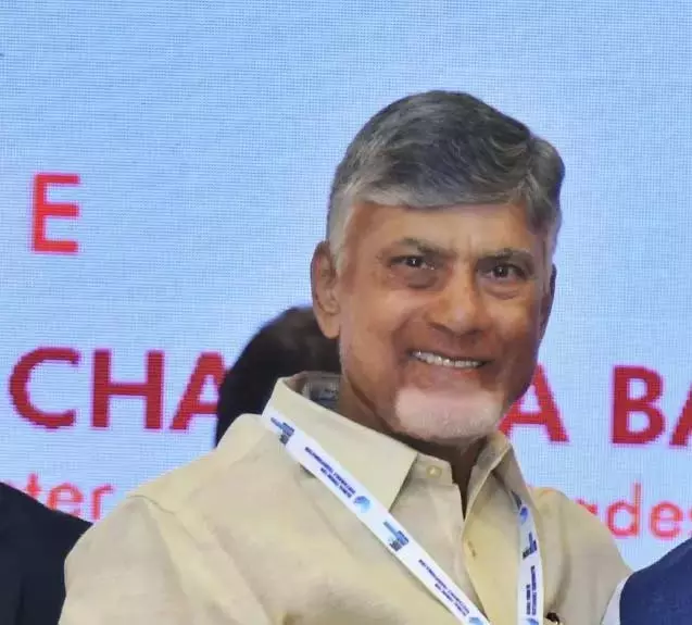 YSRCP ने पूर्व नौकरशाहों की गिरफ्तारी की निंदा की YSRCP ने पूर्व नौकरशाहों की गिरफ्तारी की निंदा की