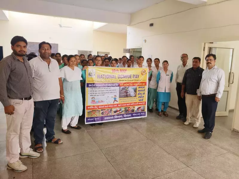 doctor ने स्थानीय लोगों से पानी के बर्तन साप्ताहिक रूप से साफ करने का आग्रह किया doctor ने स्थानीय लोगों से पानी के बर्तन साप्ताहिक रूप से साफ करने का आग्रह किया
