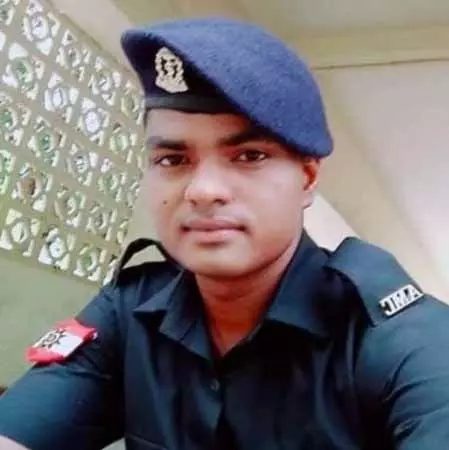 शहीद BSF जवान का पार्थिव शरीर पटना पहुंचने पर श्रद्धांजलि अर्पित की गई शहीद BSF जवान का पार्थिव शरीर पटना पहुंचने पर श्रद्धांजलि अर्पित की गई