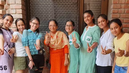 10वीं का परिणाम जारी, चार विद्यार्थियों ने 497 अंक लाकर किया टॉप, लड़कियों ने मारी बाजी 10वीं का परिणाम जारी, चार विद्यार्थियों ने 497 अंक लाकर किया टॉप, लड़कियों ने मारी बाजी