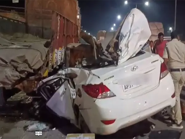 Kakinada में राष्ट्रीय राजमार्ग पर कार दुर्घटना में तीन लोगों की मौत Kakinada में राष्ट्रीय राजमार्ग पर कार दुर्घटना में तीन लोगों की मौत