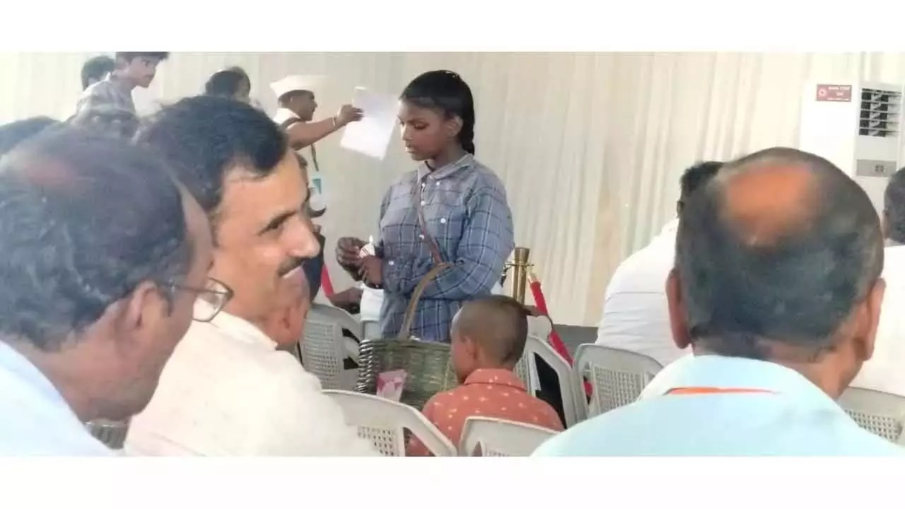 CM प्रजापति वेदिका बैठक में सुरक्षा चूक स्पष्ट CM प्रजापति वेदिका बैठक में सुरक्षा चूक स्पष्ट