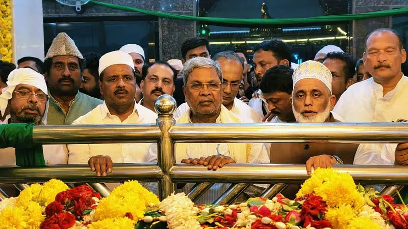 CM सिद्धारमैया ने उल्लाल में दरगाह का दौरा किया, सामाजिक न्याय पर जोर दिया CM सिद्धारमैया ने उल्लाल में दरगाह का दौरा किया, सामाजिक न्याय पर जोर दिया