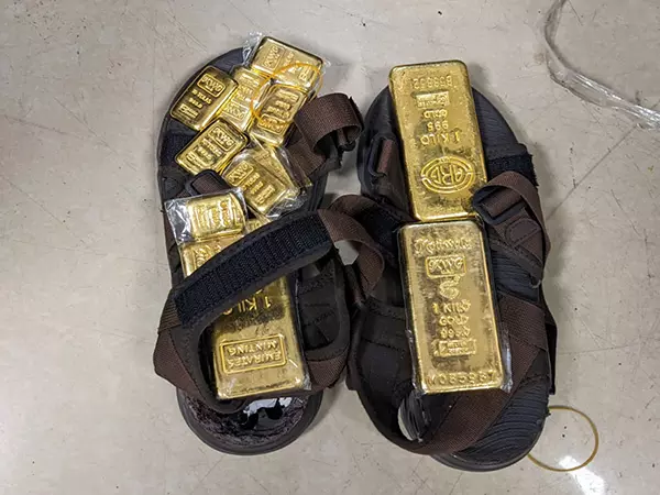 DRI मुंबई ने चप्पलों में छिपाकर रखा 3.86 करोड़ रुपये का सोना जब्त किया, चाड नागरिक गिरफ्तार DRI मुंबई ने चप्पलों में छिपाकर रखा 3.86 करोड़ रुपये का सोना जब्त किया, चाड नागरिक गिरफ्तार