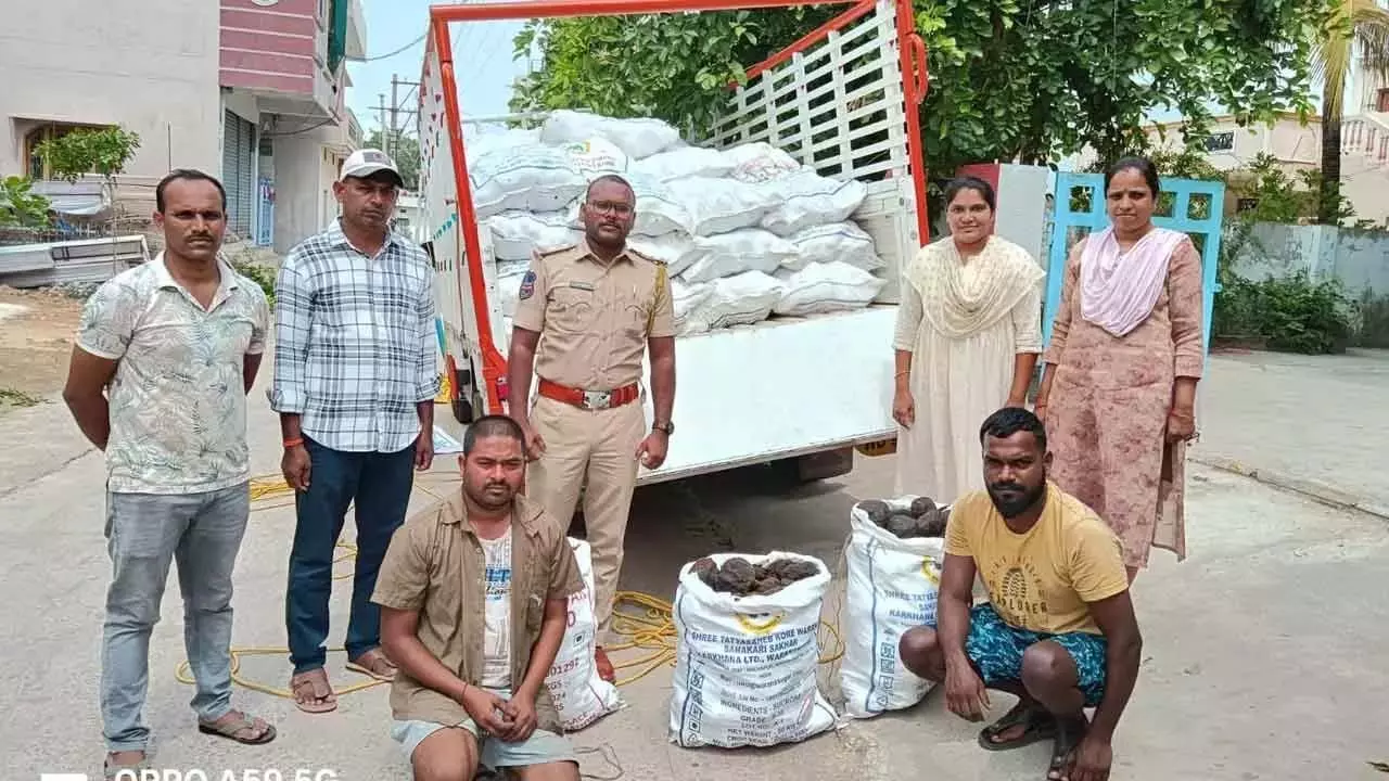 42.50 क्विंटल black गुड़ जब्त 42.50 क्विंटल black गुड़ जब्त