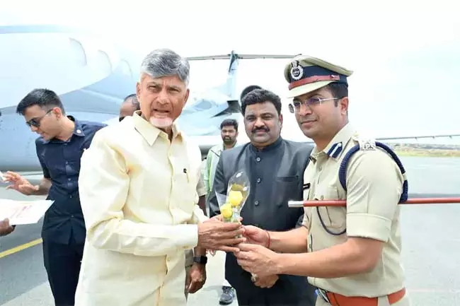 Andhra : सीएम चंद्रबाबू ने सब्जी के कचरे से खाद उत्पादन का निरीक्षण किया Andhra : सीएम चंद्रबाबू ने सब्जी के कचरे से खाद उत्पादन का निरीक्षण किया