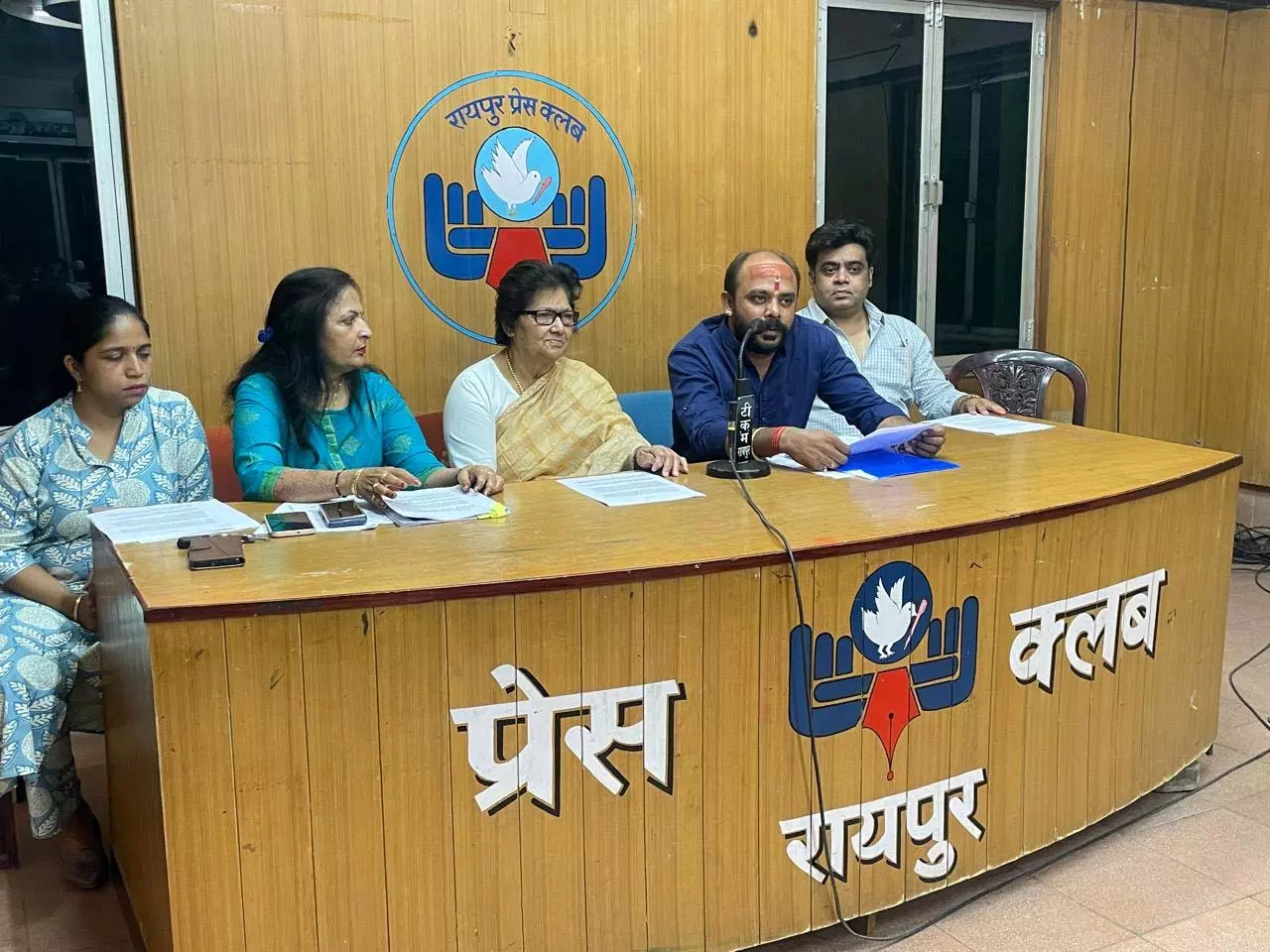 रेखा त्यागी को प्रताड़ित कर हथियाई गई जमीन, प्रेसवार्ता में लगाए गंभीर आरोप रेखा त्यागी को प्रताड़ित कर हथियाई गई जमीन, प्रेसवार्ता में लगाए गंभीर आरोप