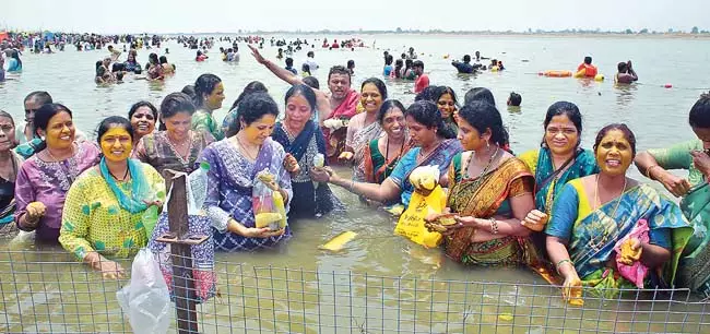 Andhra : सरस्वती पुष्करम अपनी भव्यता के साथ जारी Andhra : सरस्वती पुष्करम अपनी भव्यता के साथ जारी
