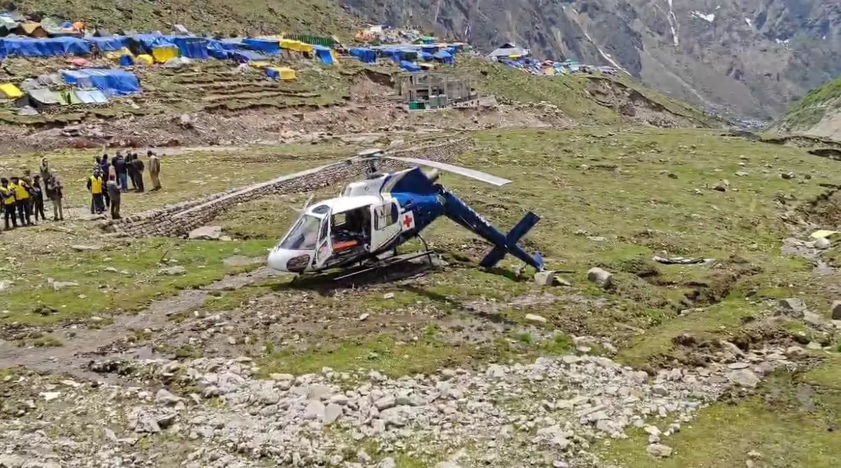 Kedarnath: तकनीकी खराबी के बाद ‘हेली एंबुलेंस’ की इमरजेंसी लैंडिंग Kedarnath: तकनीकी खराबी के बाद ‘हेली एंबुलेंस’ की इमरजेंसी लैंडिंग