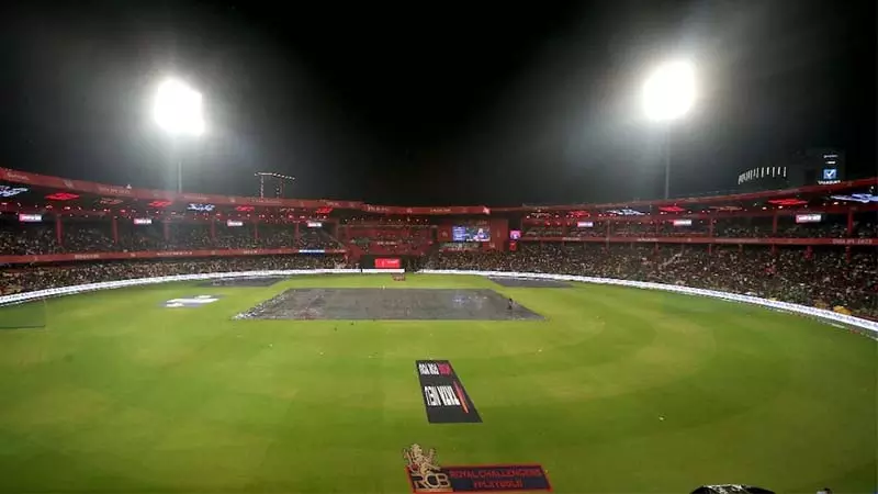 IPL 2025: RCB-KKR के मैच पर मंडराया बारिश का साया IPL 2025: RCB-KKR के मैच पर मंडराया बारिश का साया