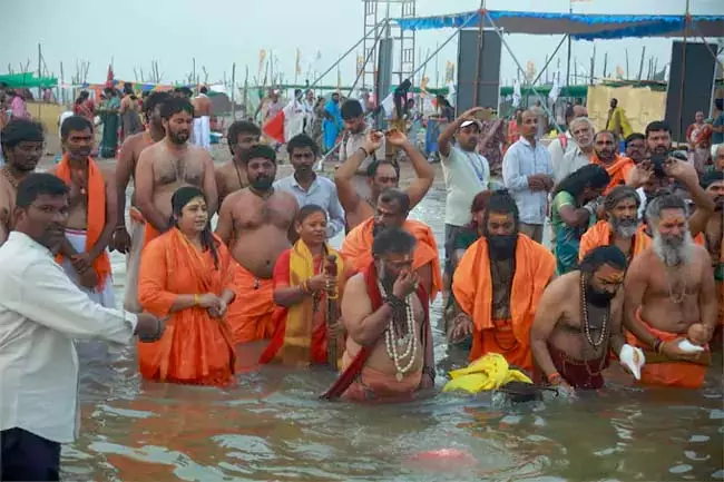 Telangana : सरस्वती पुष्करम पूरे जोरों पर जारी है मंत्री तुम्मला ने भाग लिया Telangana : सरस्वती पुष्करम पूरे जोरों पर जारी है मंत्री तुम्मला ने भाग लिया