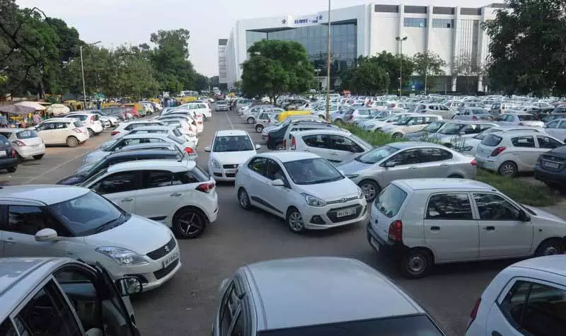 ट्राइसिटी के कैब चालकों ने MC पार्किंग नीति को भेदभावपूर्ण बताया ट्राइसिटी के कैब चालकों ने MC पार्किंग नीति को भेदभावपूर्ण बताया