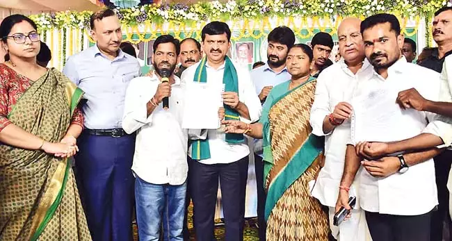 पोंगुलेटी श्रीनिवास रेड्डी: 2 जून तक हर गांव में राजस्व अधिकारी पोंगुलेटी श्रीनिवास रेड्डी: 2 जून तक हर गांव में राजस्व अधिकारी
