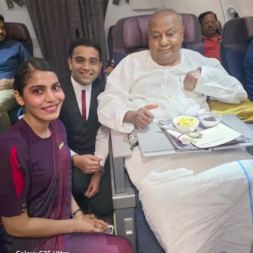Karnataka : एयर इंडिया के कर्मचारियों ने पूर्व प्रधानमंत्री देवेगौड़ा को विमान में चौंकाया Karnataka : एयर इंडिया के कर्मचारियों ने पूर्व प्रधानमंत्री देवेगौड़ा को विमान में चौंकाया