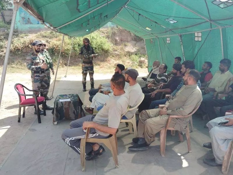 Jammu: सेना ने नियंत्रण रेखा क्षेत्रों में नागरिकों के साथ संपर्क स्थापित किया Jammu: सेना ने नियंत्रण रेखा क्षेत्रों में नागरिकों के साथ संपर्क स्थापित किया