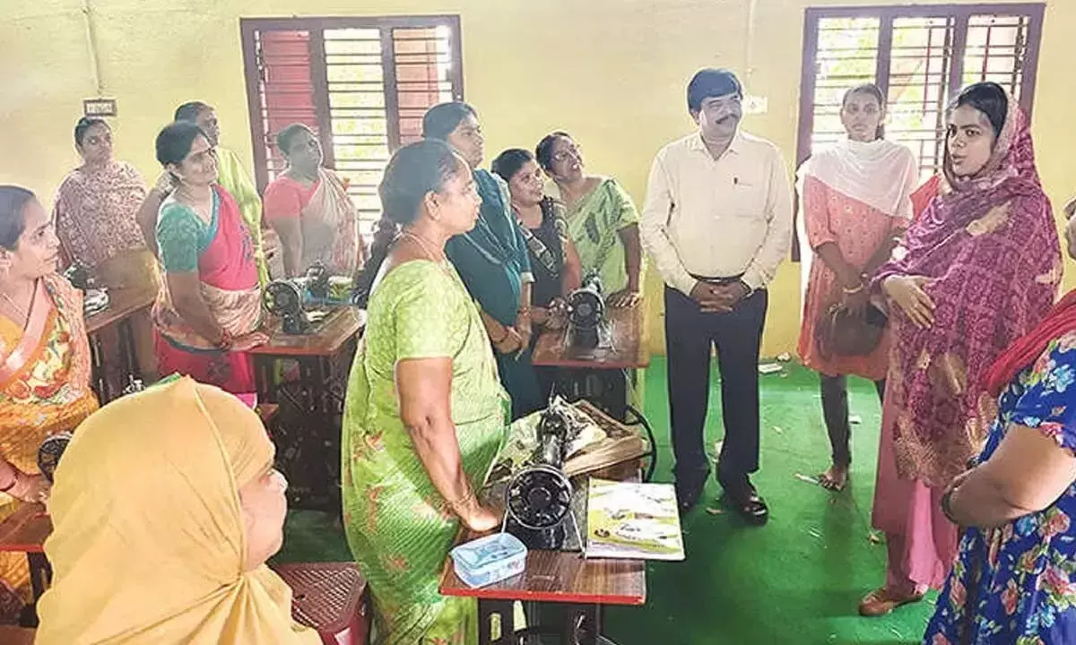 Andhra: प्रकाशम में 4,233 महिलाओं को सिलाई का प्रशिक्षण दिया गया Andhra: प्रकाशम में 4,233 महिलाओं को सिलाई का प्रशिक्षण दिया गया