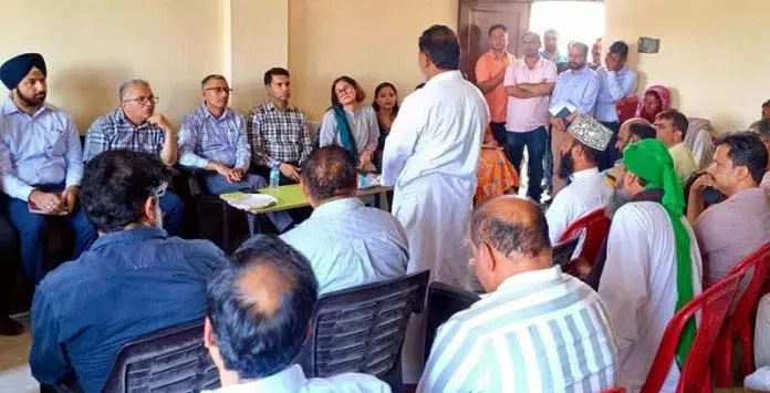 Samba प्रशासन ने आदिवासी गांव में आउटरीच शिविर का आयोजन किया Samba प्रशासन ने आदिवासी गांव में आउटरीच शिविर का आयोजन किया