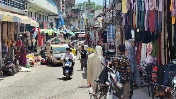 Jammu: दहशतजदा पुंछ में सामान्य स्थिति बहाल Jammu: दहशतजदा पुंछ में सामान्य स्थिति बहाल