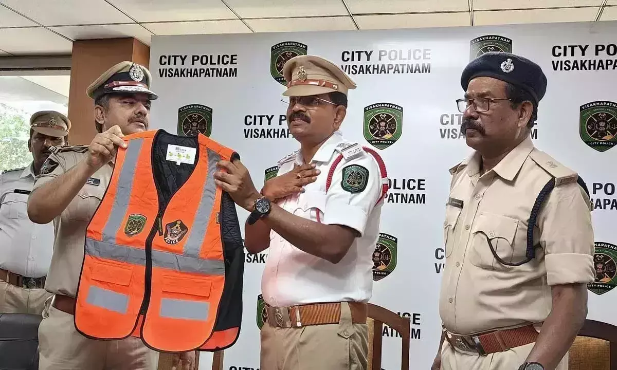 Andhra: बढ़ते तापमान के बावजूद यातायात पुलिसकर्मी शांत हैं! Andhra: बढ़ते तापमान के बावजूद यातायात पुलिसकर्मी शांत हैं!