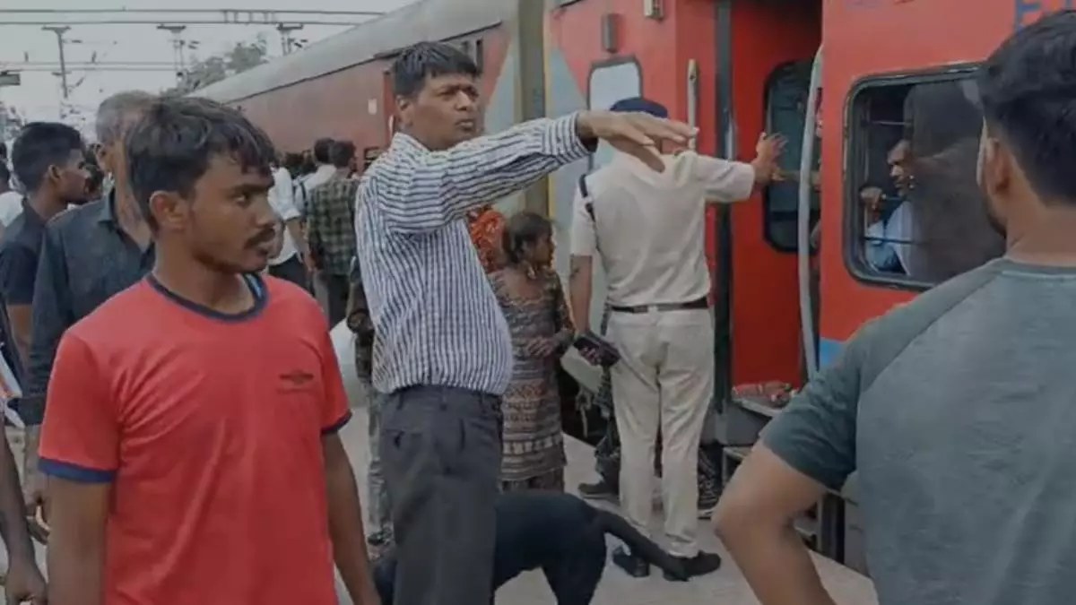 Khandwa: यात्रियों से भरी ट्रेन में बम की खबर, मची अफरा-तफरी Khandwa: यात्रियों से भरी ट्रेन में बम की खबर, मची अफरा-तफरी