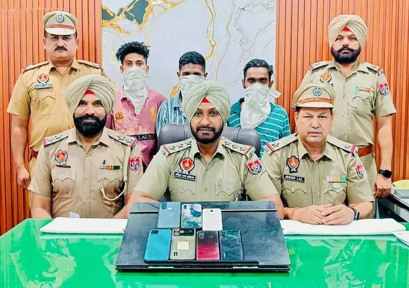 Ludhiana: चोरी की मोटरसाइकिल, 7 मोबाइल जब्त, 3 गिरफ्तार Ludhiana: चोरी की मोटरसाइकिल, 7 मोबाइल जब्त, 3 गिरफ्तार