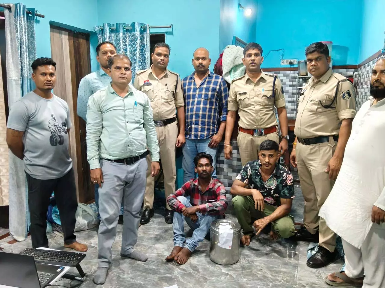 ईरानी डेरा में रायपुर पुलिस का छापा, घर से गांजा बेचने वाले 2 हिस्ट्रीशीटर गिरफ्तार ईरानी डेरा में रायपुर पुलिस का छापा, घर से गांजा बेचने वाले 2 हिस्ट्रीशीटर गिरफ्तार