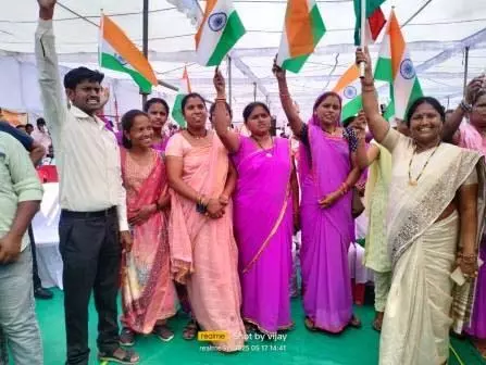 जिला पंचायत अध्यक्ष ने ग्रामीणों को दिलाई जल संरक्षण व वृक्षारोपण की शपथ जिला पंचायत अध्यक्ष ने ग्रामीणों को दिलाई जल संरक्षण व वृक्षारोपण की शपथ