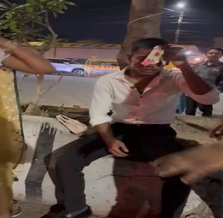 वीआईपी रोड पर पुलिस की चेकिंग के दौरान कार चालक ने मारी ठोकर, मोपेड सवार घायल वीआईपी रोड पर पुलिस की चेकिंग के दौरान कार चालक ने मारी ठोकर, मोपेड सवार घायल