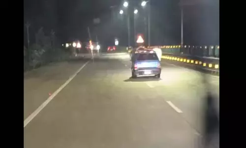 कार की खिड़की से निकलकर स्टंटबाजी, धमतरी-रायपुर रोड में युवकों ने किया हुड़दंग