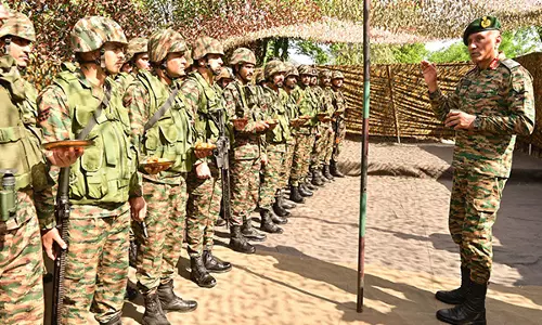 उत्तरी सेना कमांडर ने Poonch, नौशेरा का दौरा किया, सुरक्षा स्थिति, परिचालन तैयारियों की समीक्षा की उत्तरी सेना कमांडर ने Poonch, नौशेरा का दौरा किया, सुरक्षा स्थिति, परिचालन तैयारियों की समीक्षा की