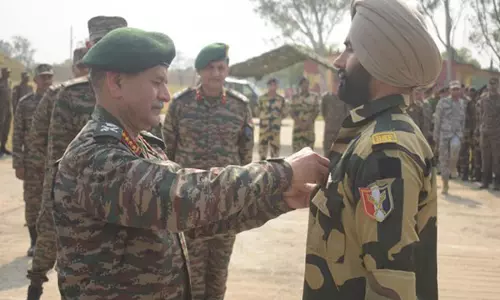 सेना प्रमुख जनरल ने Operation Sindoor में अपनी भूमिका के लिए बीएसएफ जवान को सम्मानित किया