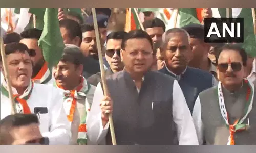 Uttarakhand CM ने हल्द्वानी में सशस्त्र बलों के सम्मान में तिरंगा यात्रा का नेतृत्व किया