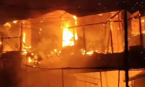 भीषण आग में चार दुकानें जलकर खाक, भारी आर्थिक नुकसान हुआ
