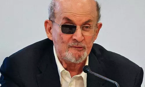 Rushdie पर हमला करने वाले को 25 साल की जेल Rushdie पर हमला करने वाले को 25 साल की जेल