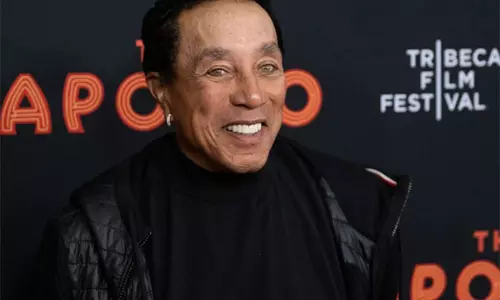 Smokey Robinson पर यौन उत्पीड़न के आरोपों की आपराधिक जांच चल रही Smokey Robinson पर यौन उत्पीड़न के आरोपों की आपराधिक जांच चल रही