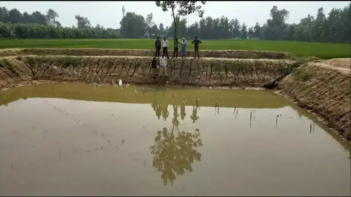 Prayagraj: जल संरक्षण के लिए जिले में 50 खेत तालाब बनाए जाएंगे Prayagraj: जल संरक्षण के लिए जिले में 50 खेत तालाब बनाए जाएंगे