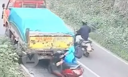 Kerala में ट्रक के ब्रेक फेल, महिला की जान बची; देख वीडियो