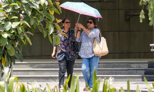 एनसीआर में मौसम का बदला मिजाज, धूप-बारिश और आंधी से लोग परेशान एनसीआर में मौसम का बदला मिजाज, धूप-बारिश और आंधी से लोग परेशान