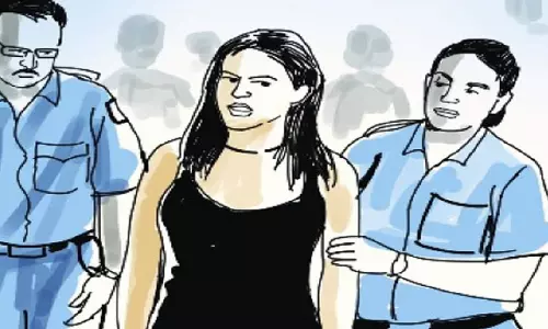 Gorakhpur: 9वीं के छात्र संग फरार हुई शिक्षिका, लखनऊ पुलिस ने किया गिरफ्तार Gorakhpur: 9वीं के छात्र संग फरार हुई शिक्षिका, लखनऊ पुलिस ने किया गिरफ्तार