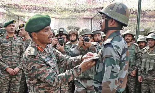 पश्चिमी सेना कमांडर ने जम्मू, सांबा में सुरक्षा की समीक्षा की
