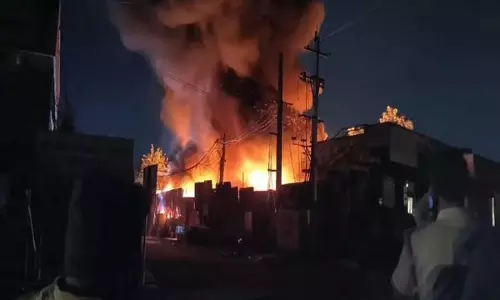 Andhra: नेल्लोर के पेलाकुरु कॉलोनी में स्क्रैप फैक्ट्री में लगी आग